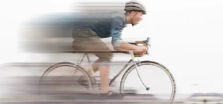 自転車を漕ぐ男